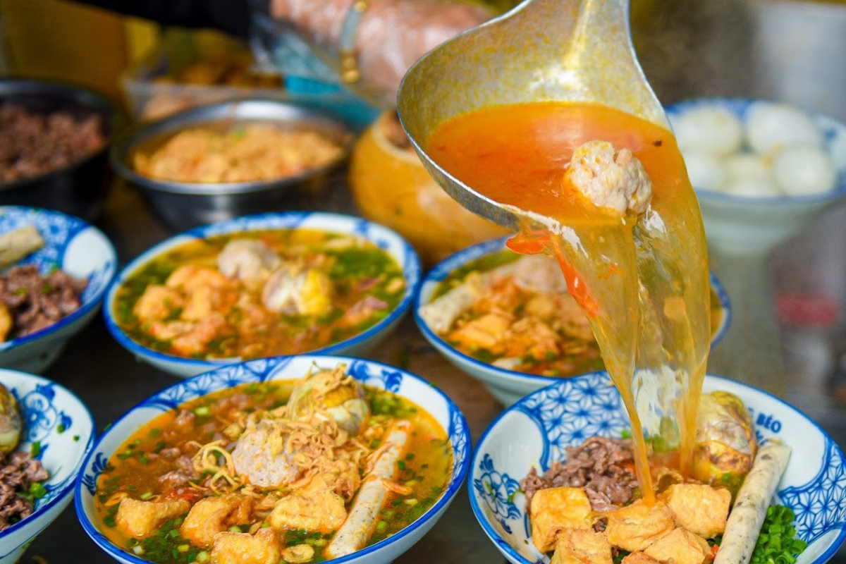 Bowl of bún riêu cua (crab noodle soup) at a Hanoi street food stall